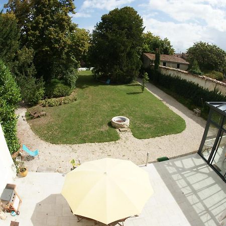 H De Surgeres Bed & Breakfast Bagian luar foto