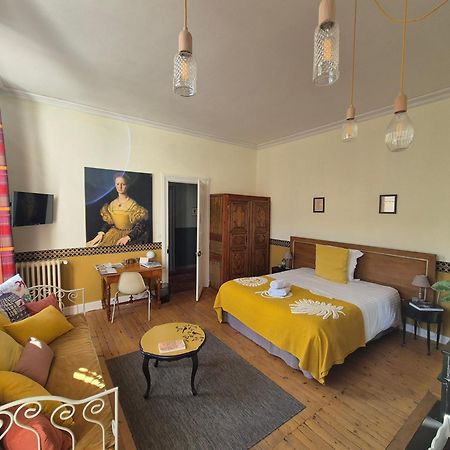 H De Surgeres Bed & Breakfast Bagian luar foto