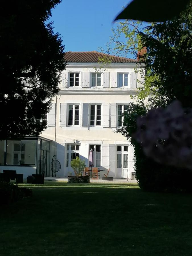 H De Surgeres Bed & Breakfast Bagian luar foto
