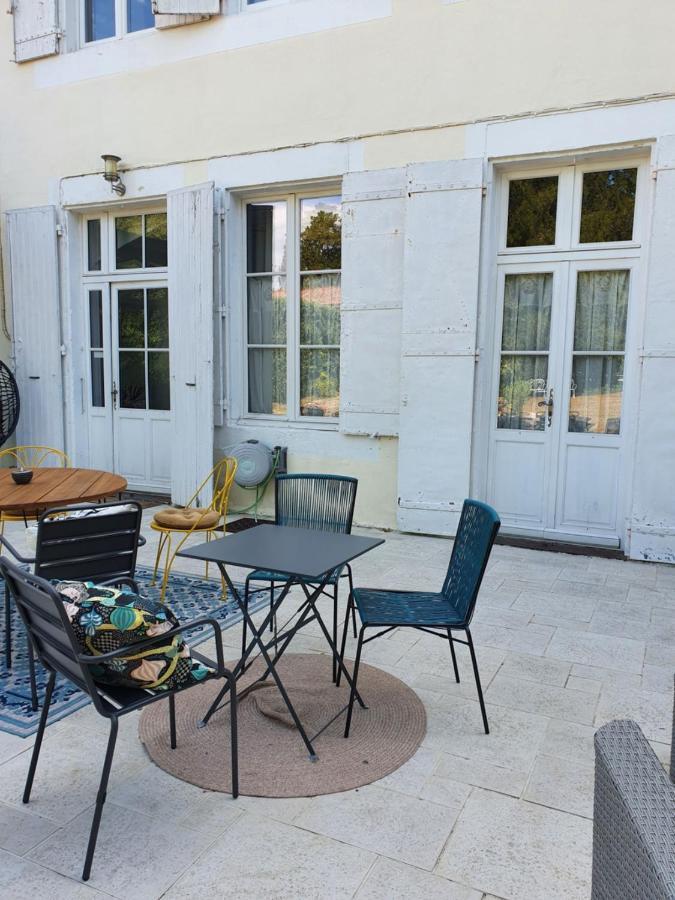 H De Surgeres Bed & Breakfast Bagian luar foto