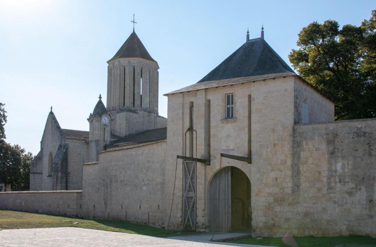 H De Surgeres Bed & Breakfast Bagian luar foto