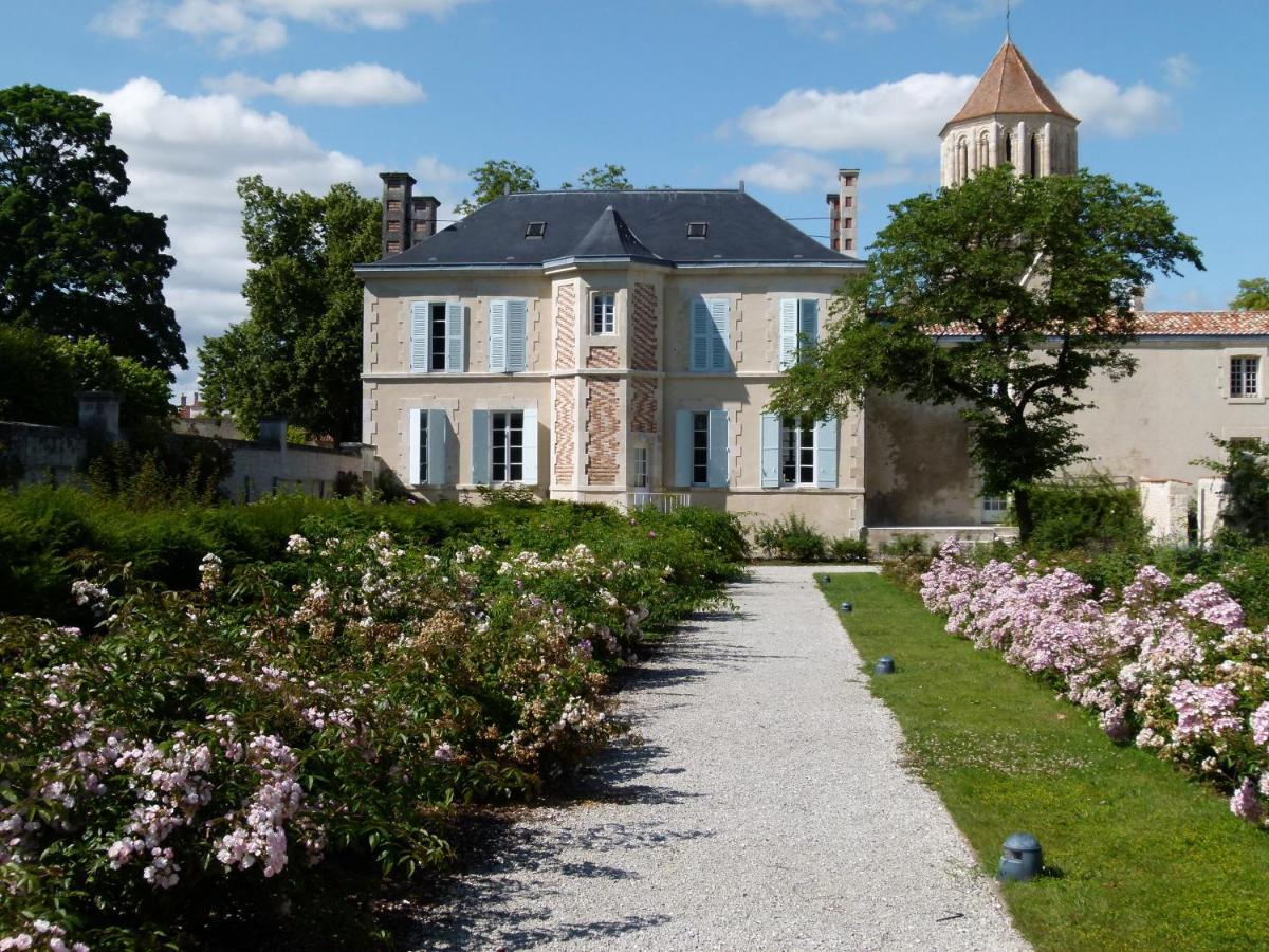 H De Surgeres Bed & Breakfast Bagian luar foto