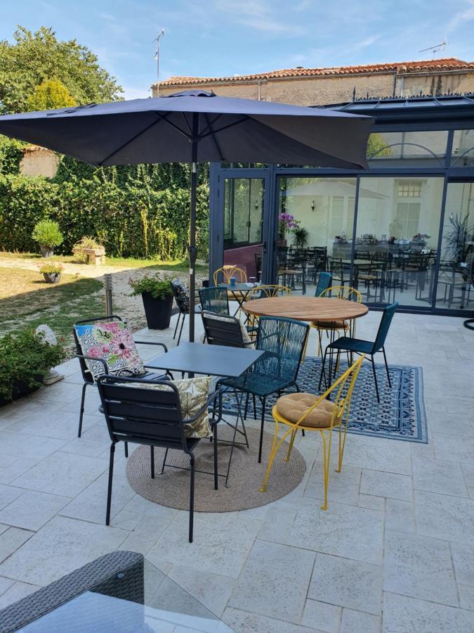 H De Surgeres Bed & Breakfast Bagian luar foto