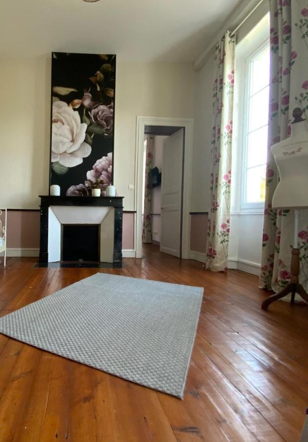 H De Surgeres Bed & Breakfast Bagian luar foto