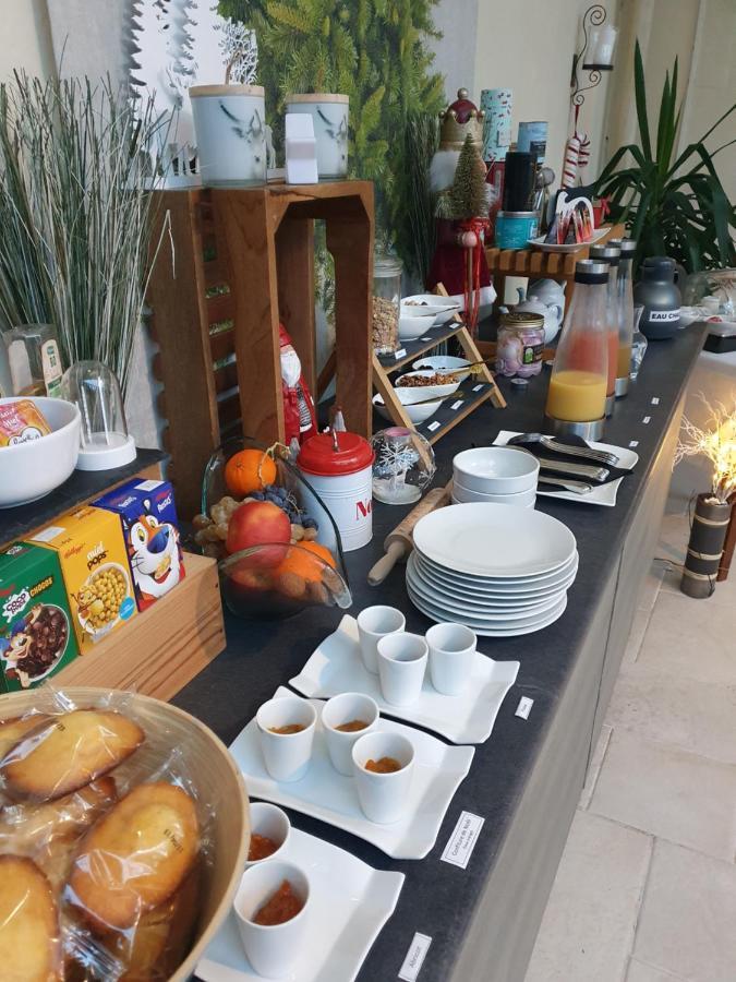 H De Surgeres Bed & Breakfast Bagian luar foto