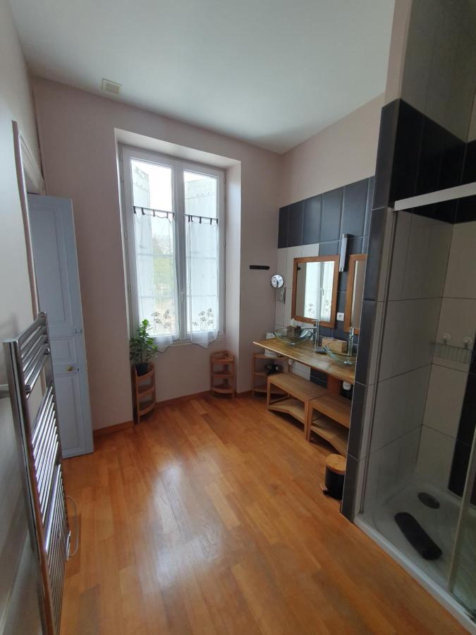H De Surgeres Bed & Breakfast Bagian luar foto