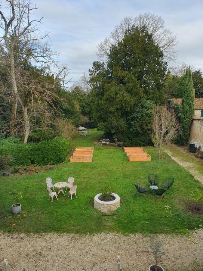 H De Surgeres Bed & Breakfast Bagian luar foto
