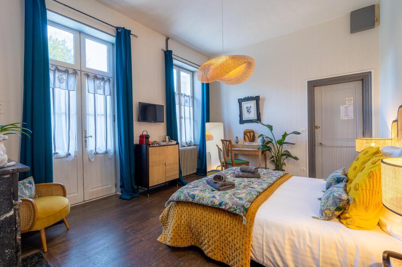 H De Surgeres Bed & Breakfast Bagian luar foto