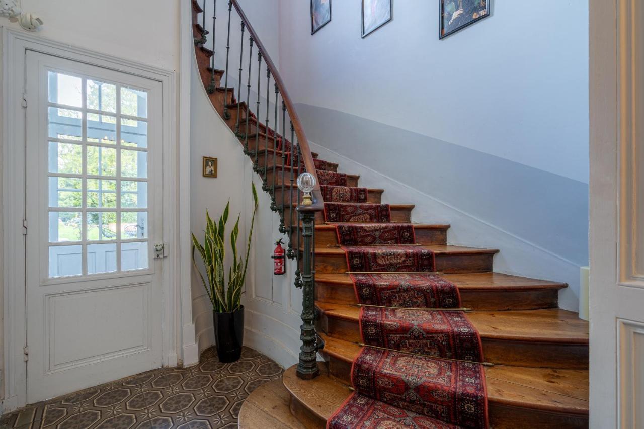 H De Surgeres Bed & Breakfast Bagian luar foto