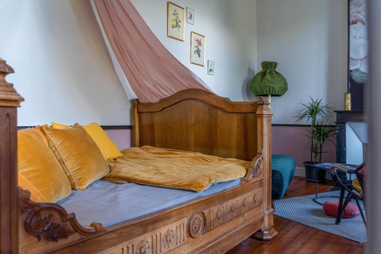 H De Surgeres Bed & Breakfast Bagian luar foto