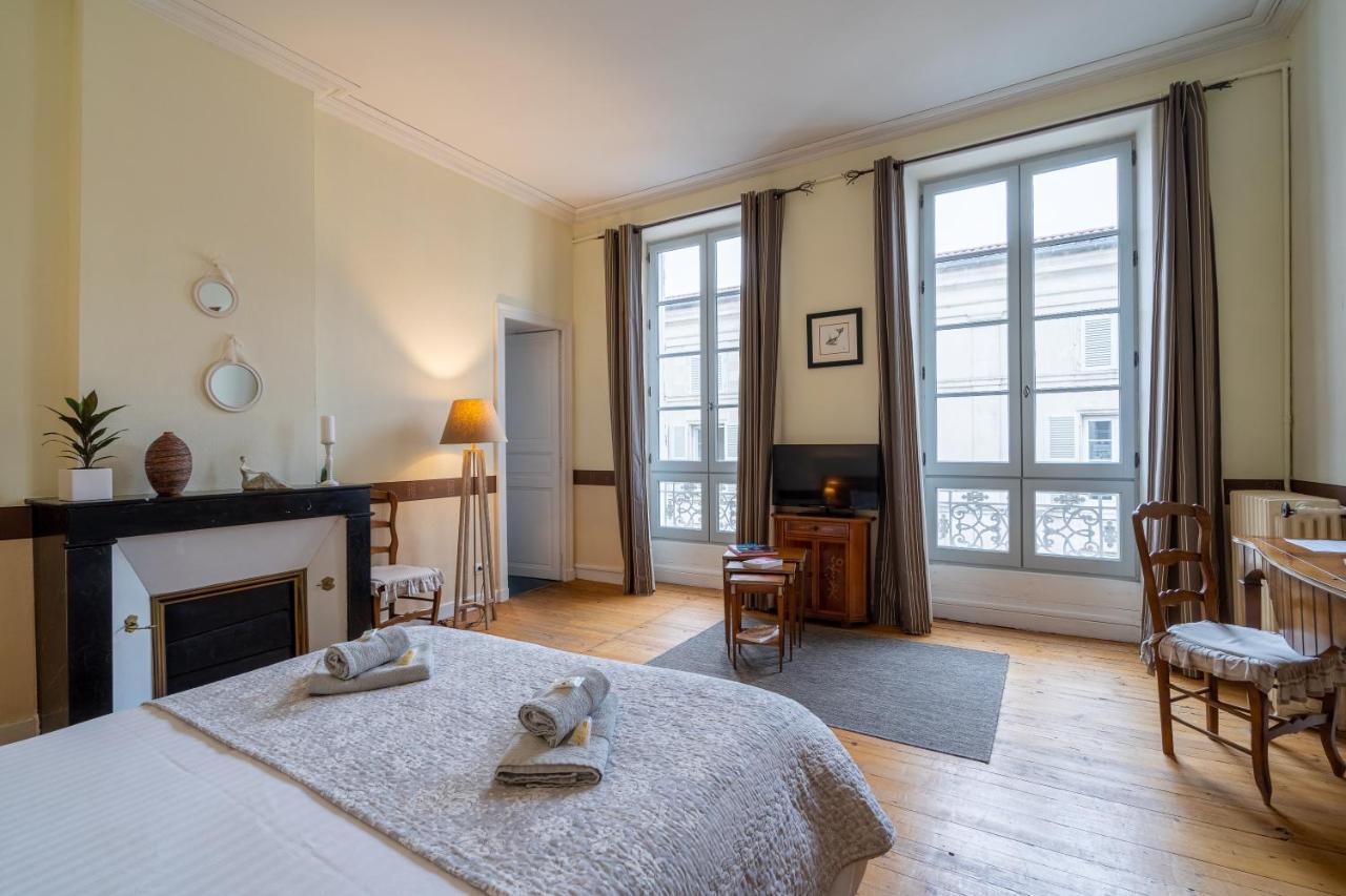 H De Surgeres Bed & Breakfast Bagian luar foto