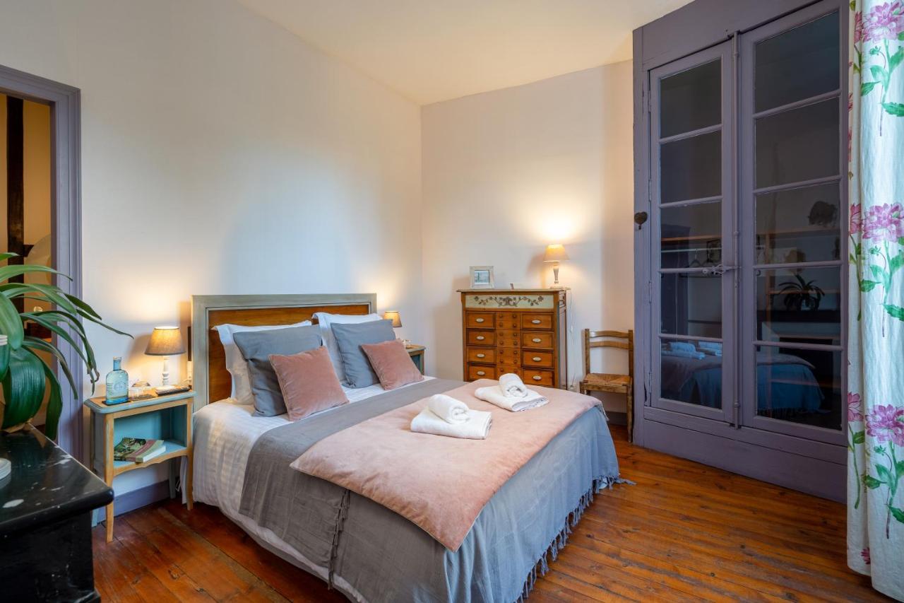 H De Surgeres Bed & Breakfast Bagian luar foto