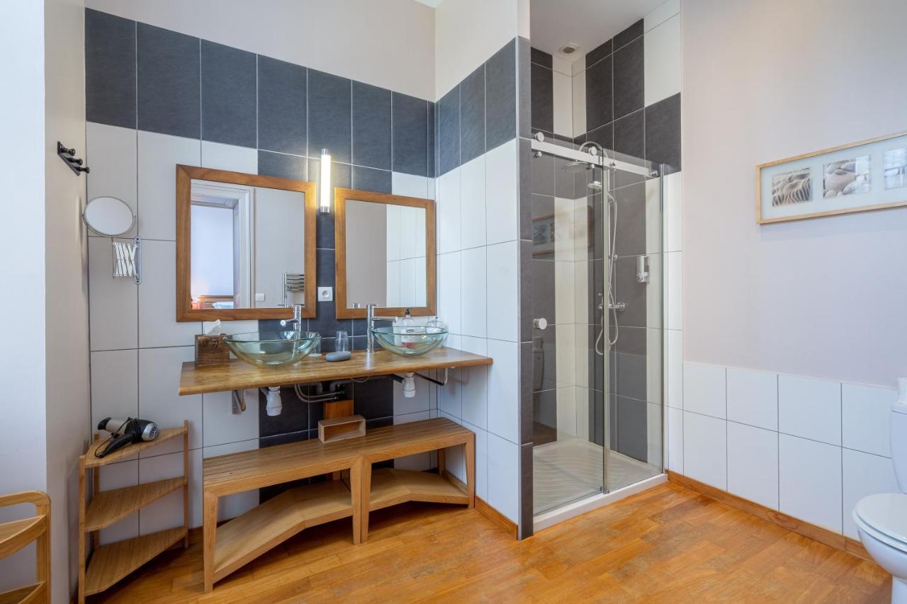 H De Surgeres Bed & Breakfast Bagian luar foto
