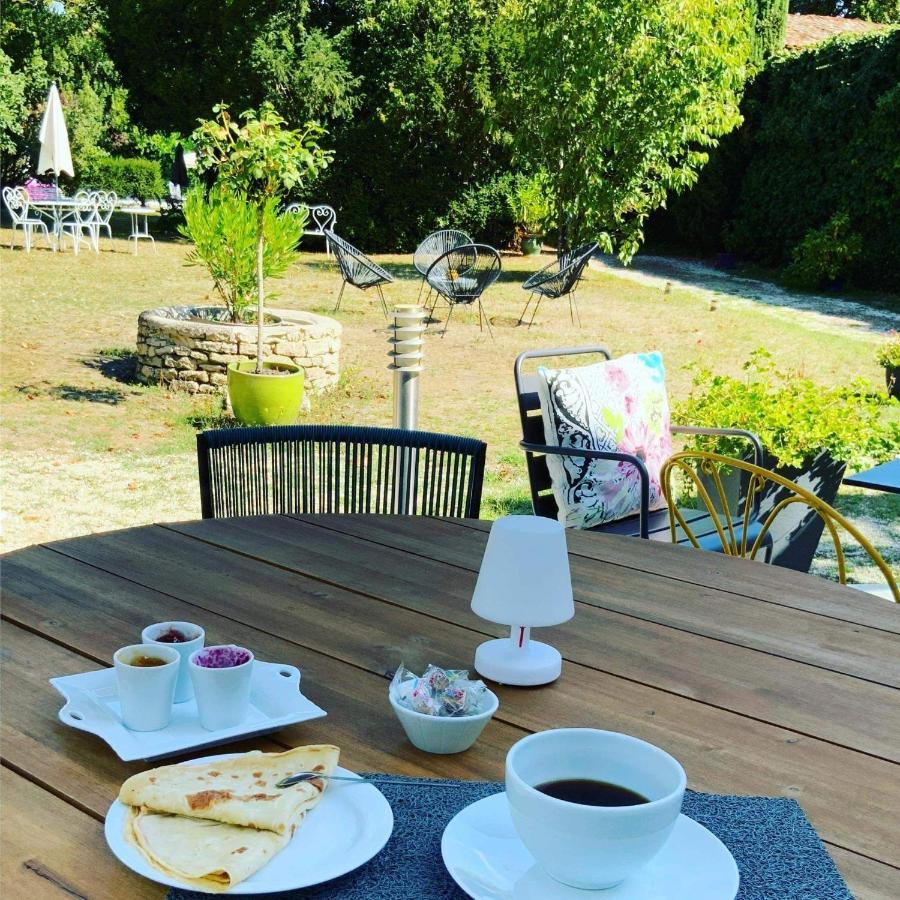 H De Surgeres Bed & Breakfast Bagian luar foto