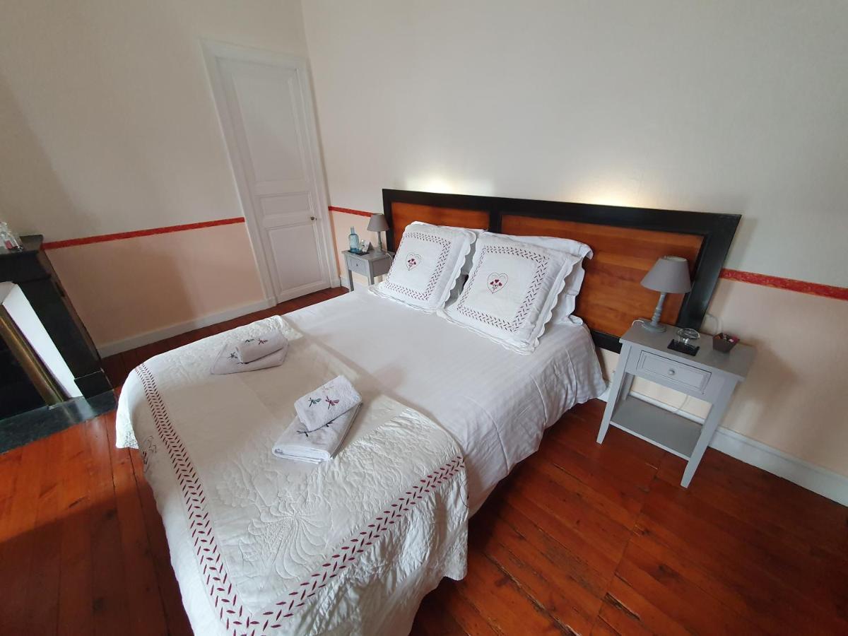 H De Surgeres Bed & Breakfast Bagian luar foto