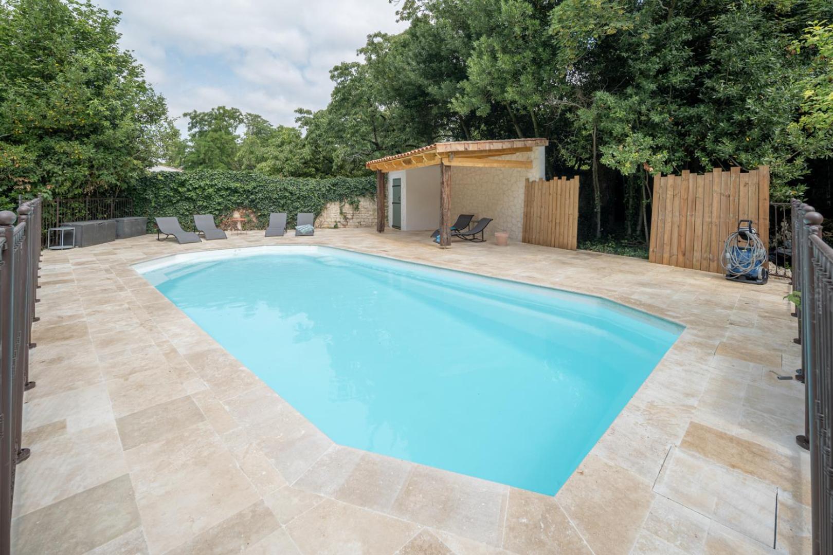 H De Surgeres Bed & Breakfast Bagian luar foto