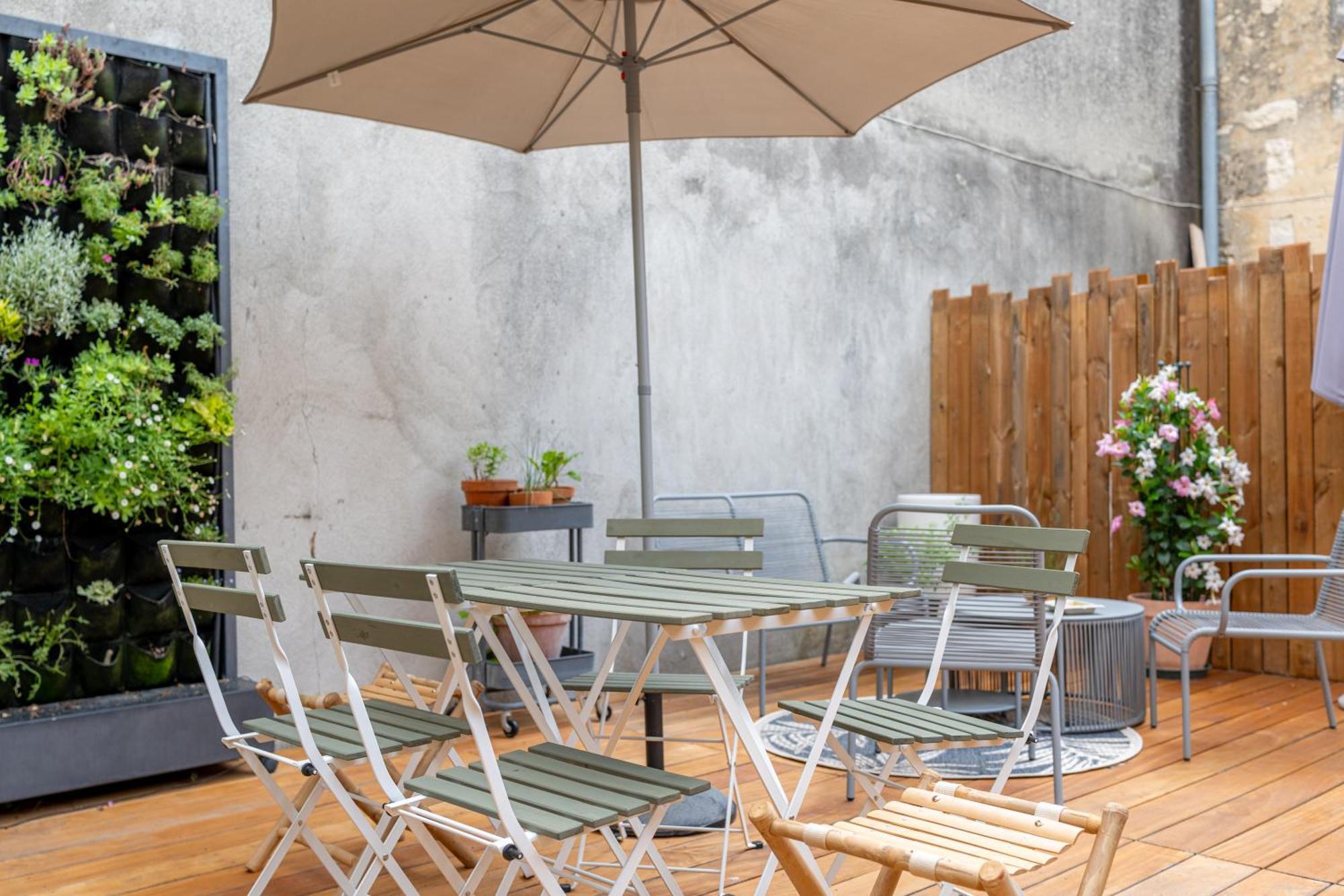 H De Surgeres Bed & Breakfast Bagian luar foto