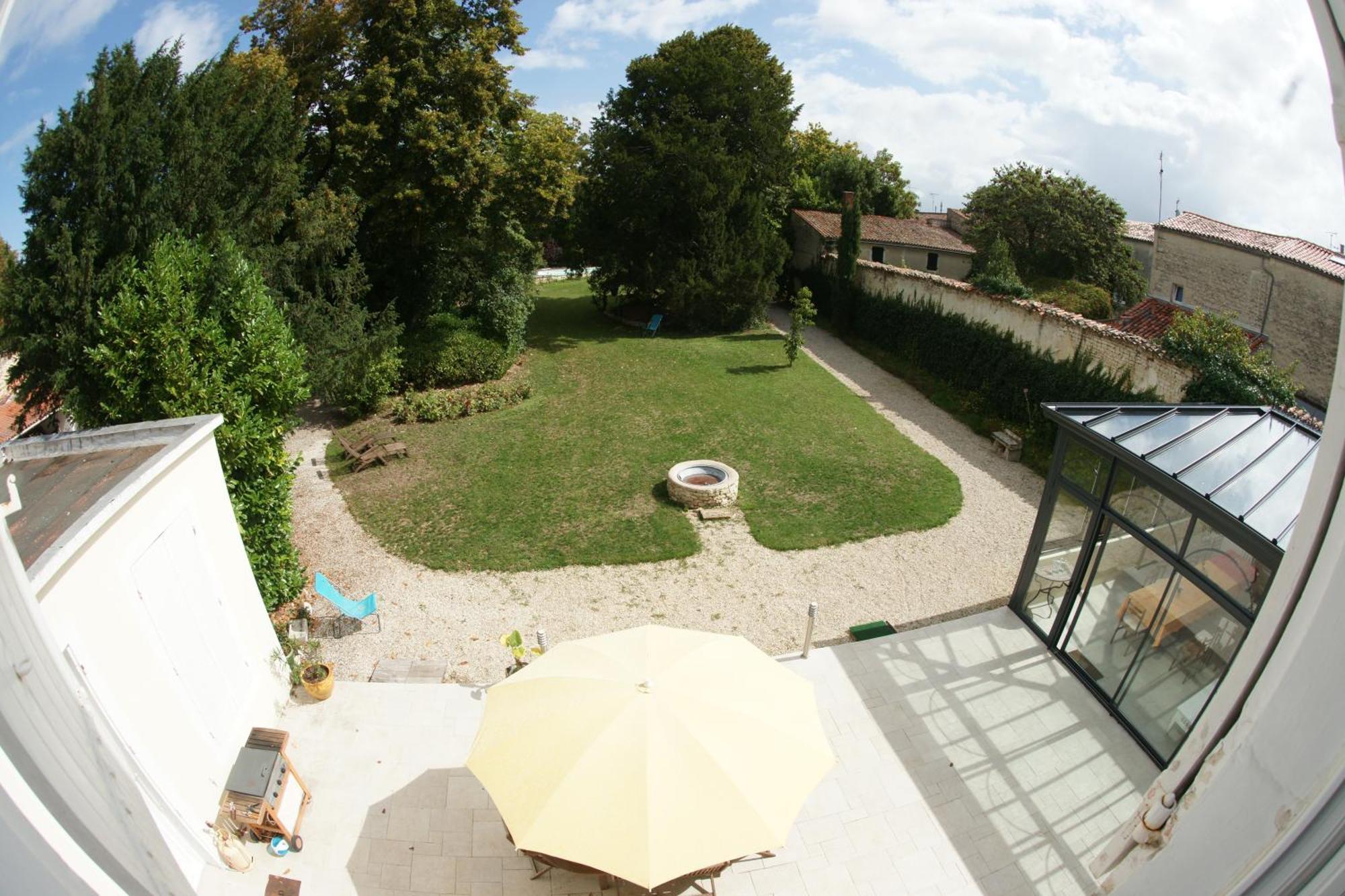 H De Surgeres Bed & Breakfast Bagian luar foto