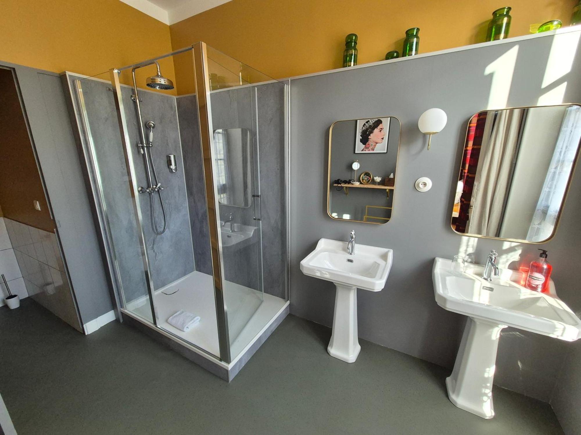 H De Surgeres Bed & Breakfast Bagian luar foto