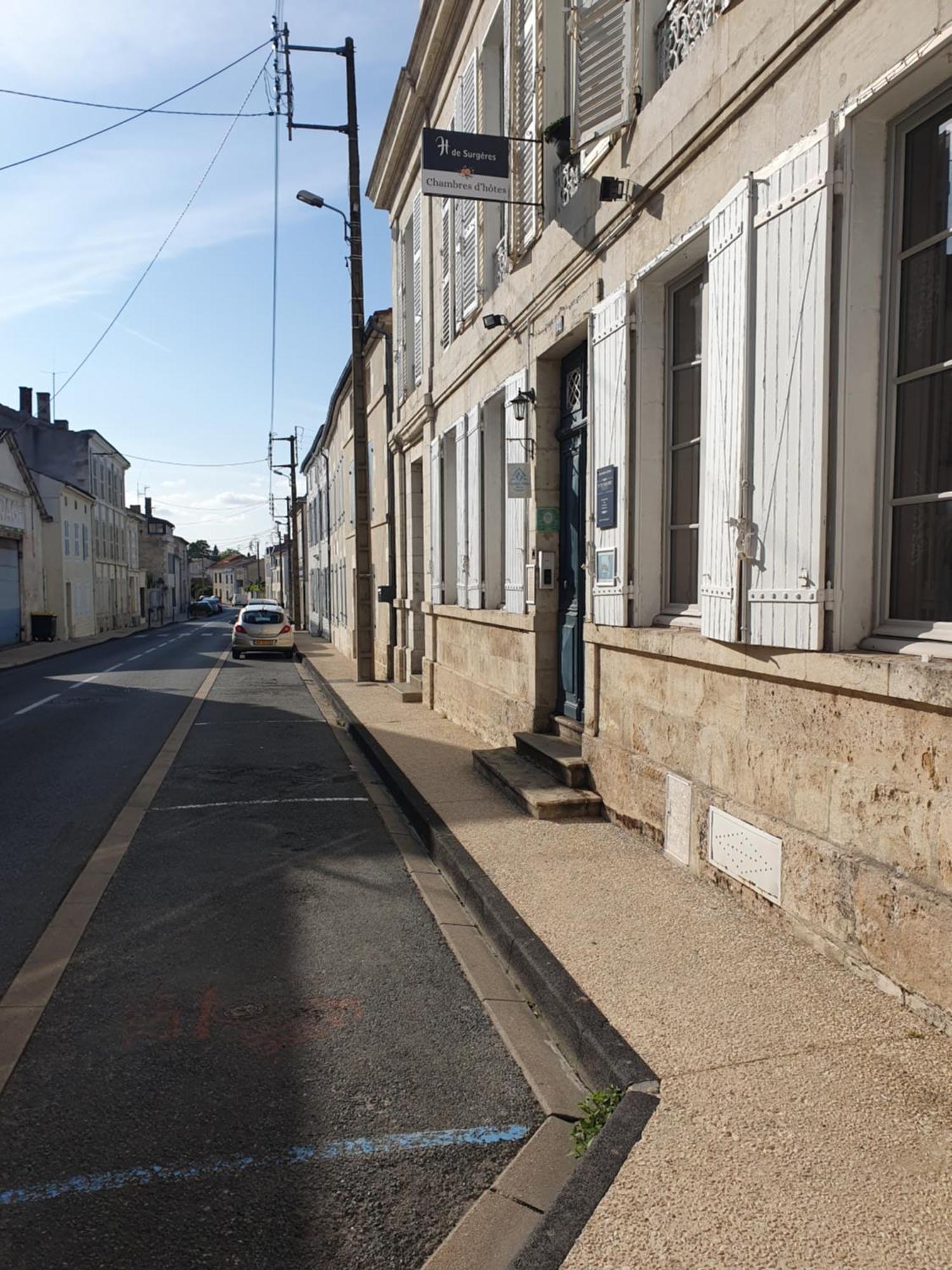 H De Surgeres Bed & Breakfast Bagian luar foto