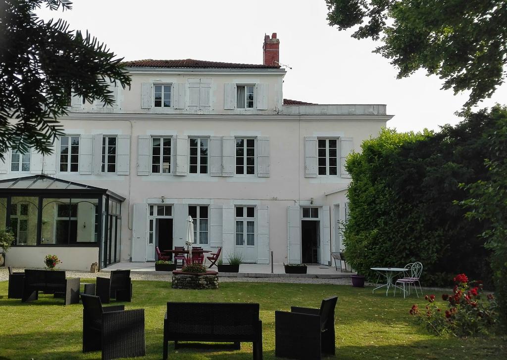 H De Surgeres Bed & Breakfast Bagian luar foto