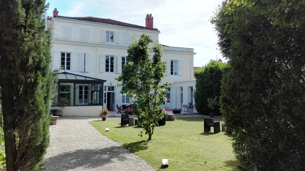 H De Surgeres Bed & Breakfast Bagian luar foto