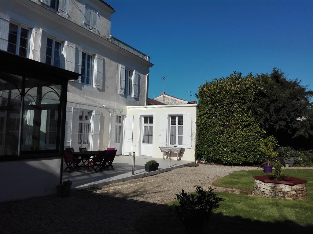 H De Surgeres Bed & Breakfast Bagian luar foto