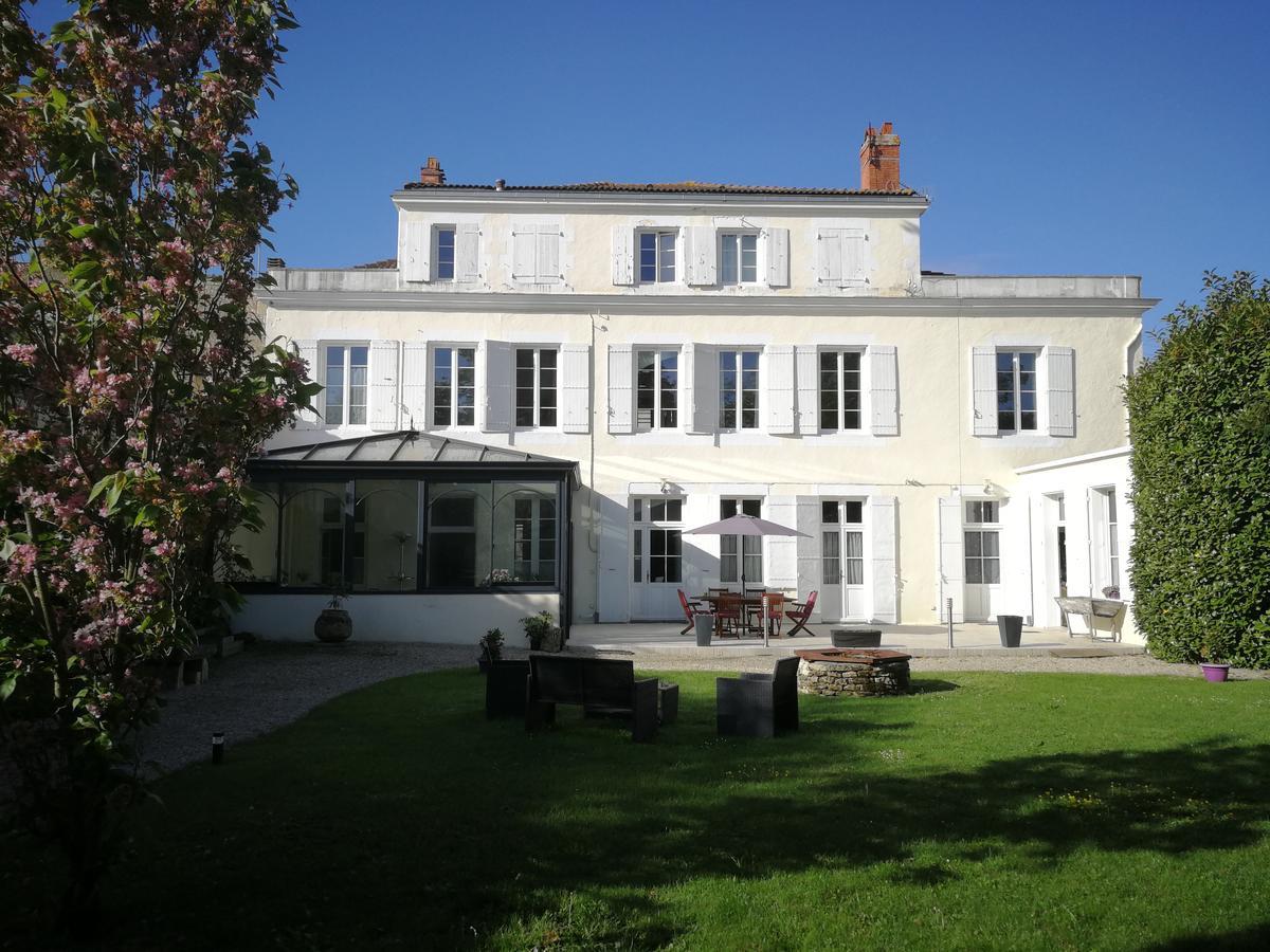 H De Surgeres Bed & Breakfast Bagian luar foto