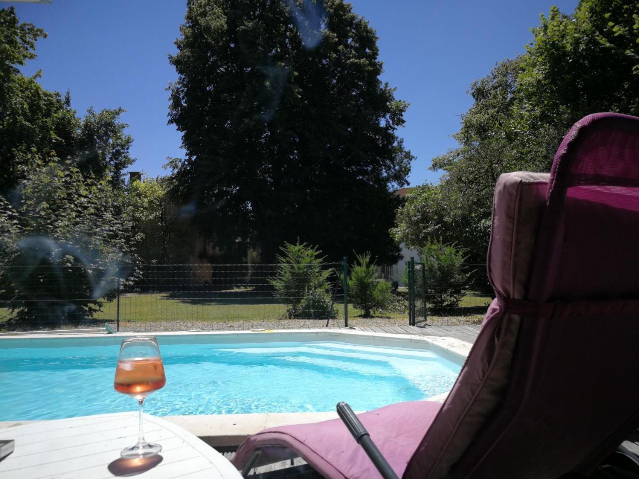H De Surgeres Bed & Breakfast Bagian luar foto